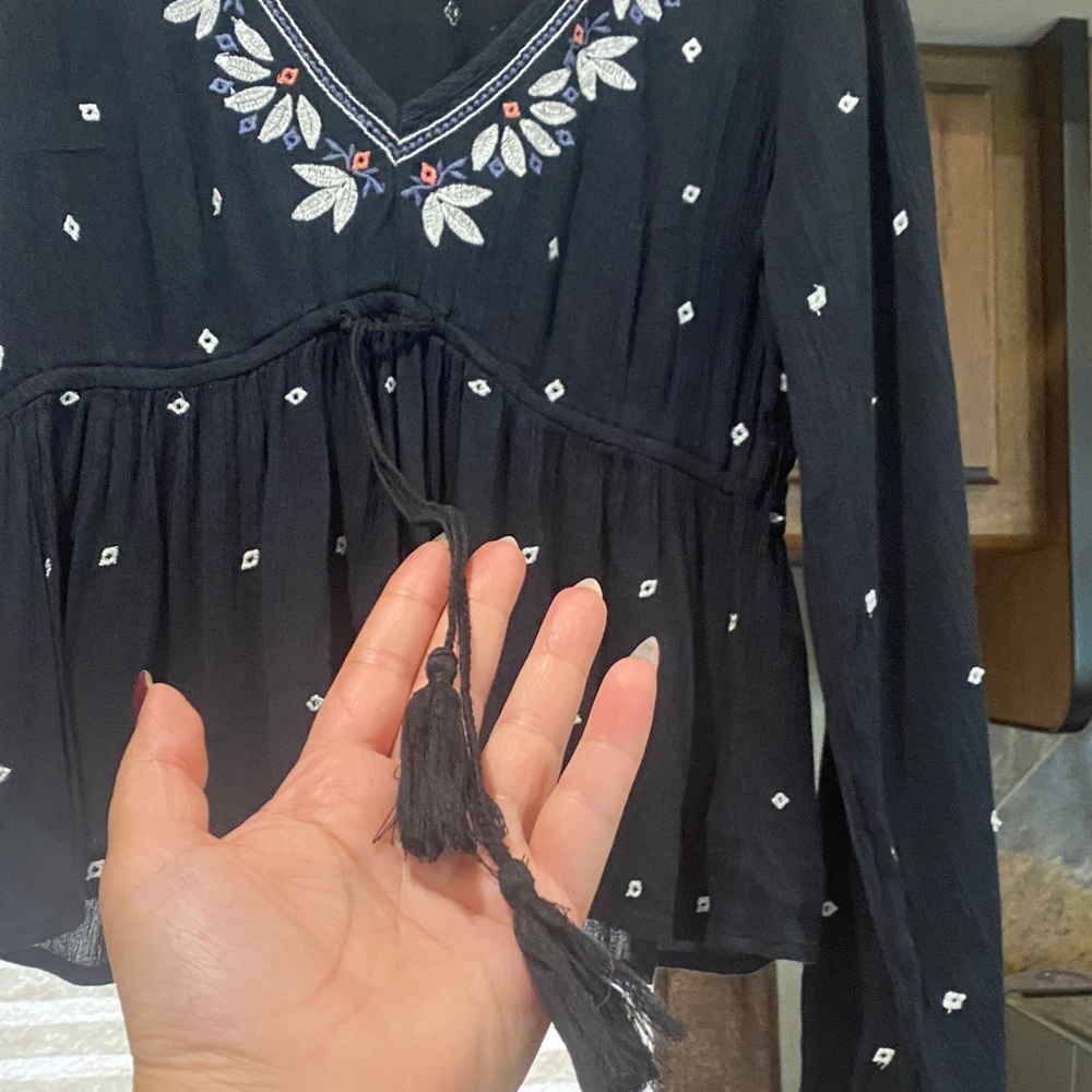 🌸Abercrombie & Fitch Black Embroidered tasseled blouse size small - Picture 4 of 8